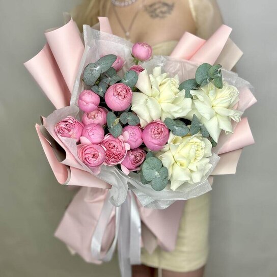 Авторский букет №271 из французских и кустовых роз