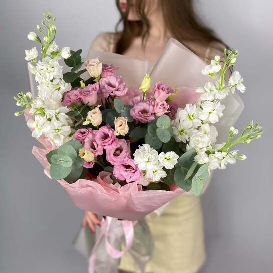 Авторский букет №145 из эустомы и маттиолы