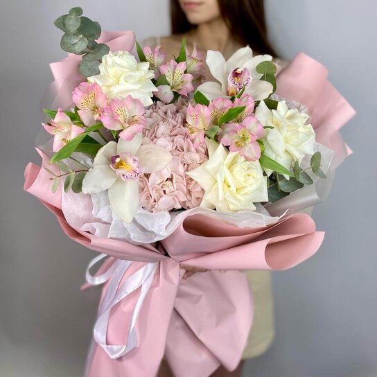 Авторский букет №261 Букет из нежных цветов: орхидеи, французские розы, гортензия