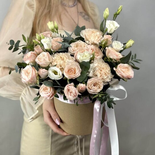 Композиция №172  в коробке персикового цвета из пионовидных роз и эустомы Фото 4