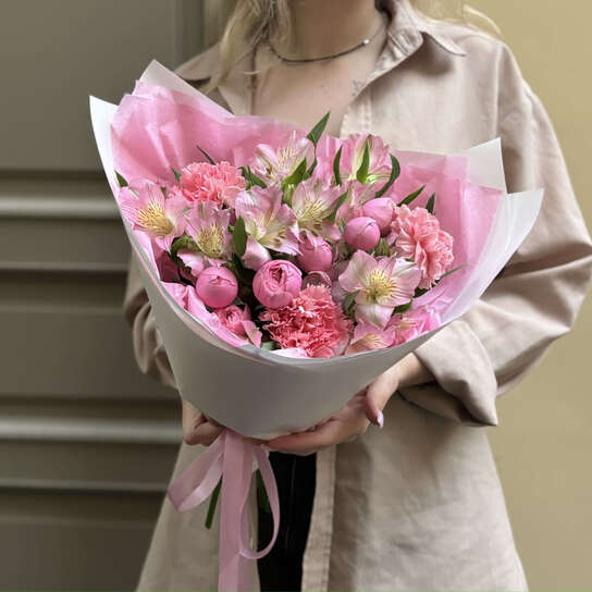 Авторский букет №146 из пионовидных роз, альстромерии и диантусов