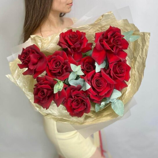 Монобукет №254 Алые французские розы и эвкалипт