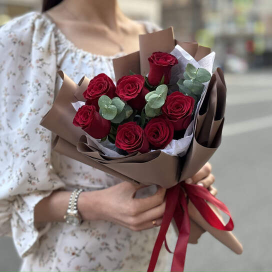 Монобукет №141, 7 красных кенийских роз с эвкалиптом