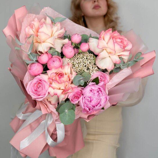 Авторский букет №266 Букет в розовых тонах с пионовидными розами и пионом Фото 4