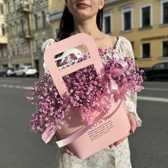 Композиция №112 с воздушной розовой гипсофилой в крафтовой сумке, размер M
