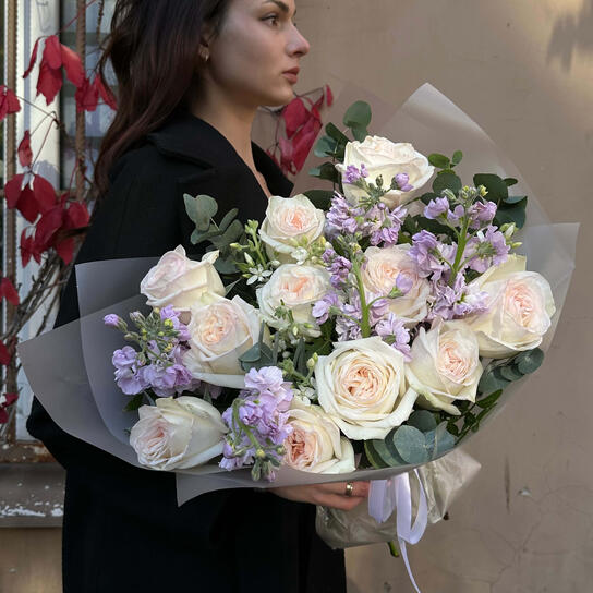 Авторский букет №140 из ароматных роз и маттиолы