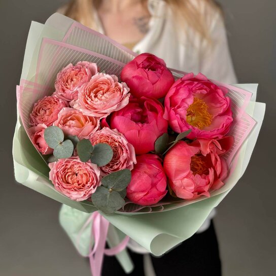 Авторский букет №229 из пионов и кустовых роз Фото 3