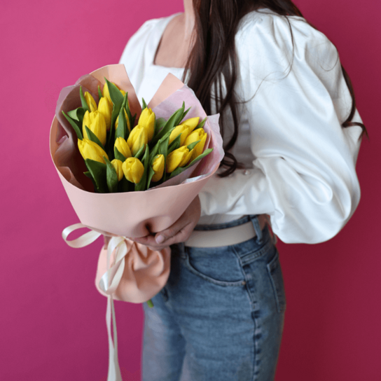 Монобукет №178 из 17 ярких желтых тюльпанов Фото 2