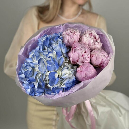 Авторский букет №286 Голубая гортензия и пионы Sara Bernhardt
