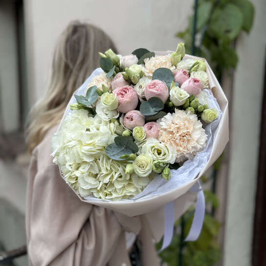 Авторский букет №149 с гортензиями, пионовидными розами и эустомой