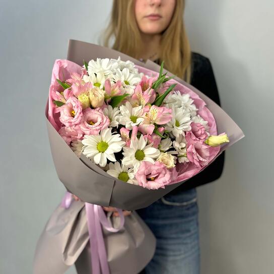 Авторский букет №167 "Ледник" их роз, гортензии и ароматного эвкалипта