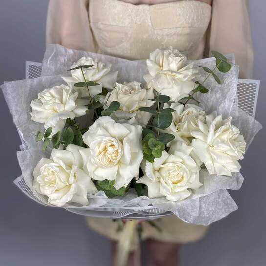 Монобукет №147 из белых франузских роз и эвкалипта