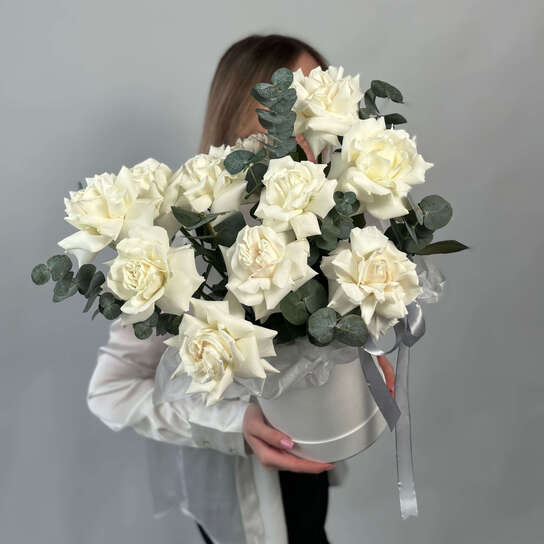 Композиция №130 из белых французских роз и эвкалипта