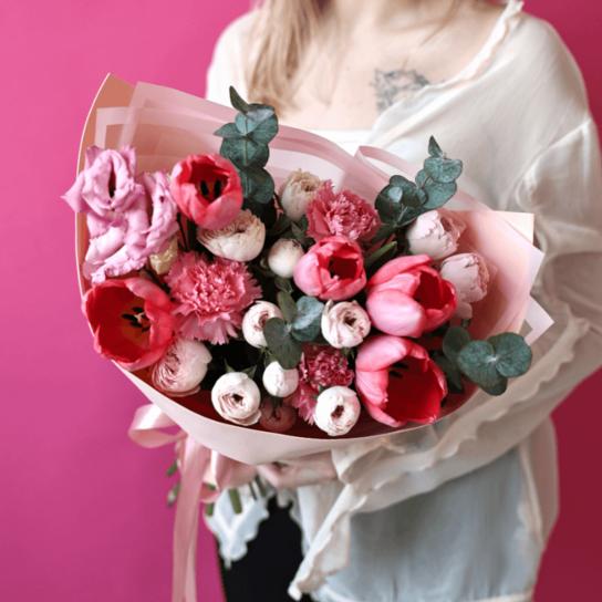 Авторский букет №247 из тюльпанов, кустовых роз, диантусов и лизиантуса Фото 2