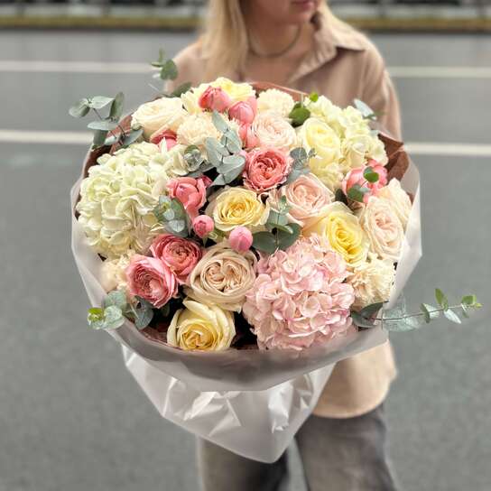 Авторский букет №153 из гортензий, роз, гвоздик и ароматного эвкалипта