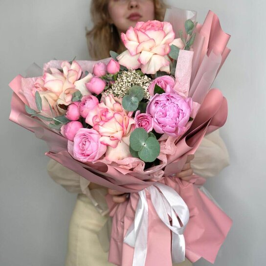 Авторский букет №266 Букет в розовых тонах с пионовидными розами и пионом Фото 2