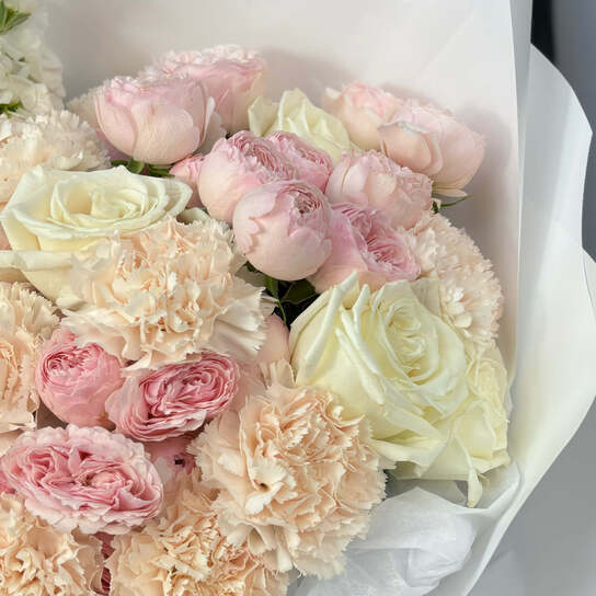 Авторский букет №133 из пионовидных роз, диантусов и маттиолы