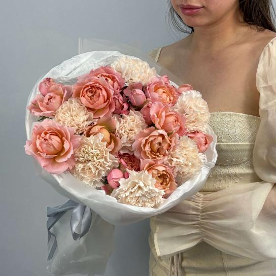 Авторский букет №104 с диантусами и пионовидной розой