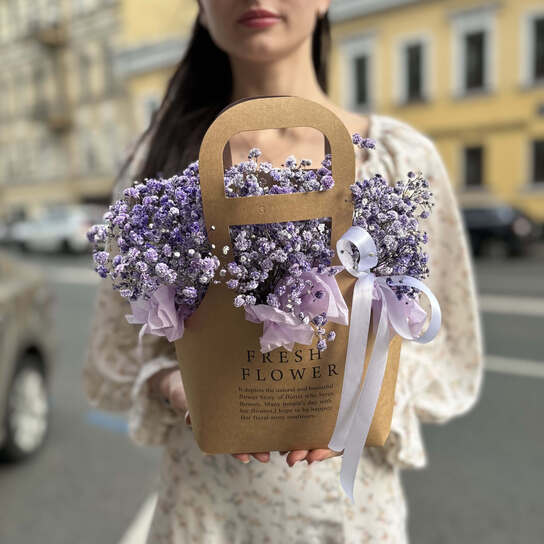 Композиция №115 с воздушной фиолетовой гипсофилой в крафтовой сумке, размер S