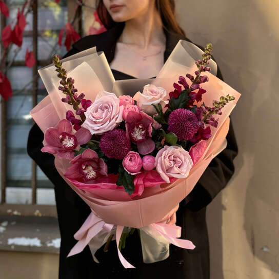 Авторский букет №130 из орхидей, роз и хризантем