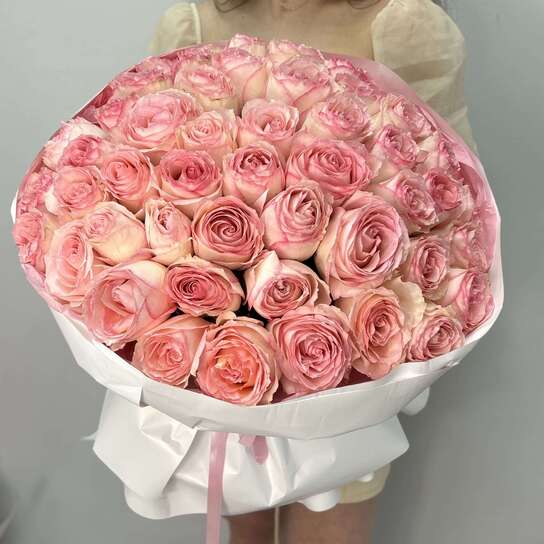 Монобукет №105, 51 Розовая роза 55см, Эквадор