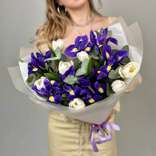 Авторский букет №214  "Ирисы и тюльпаны"