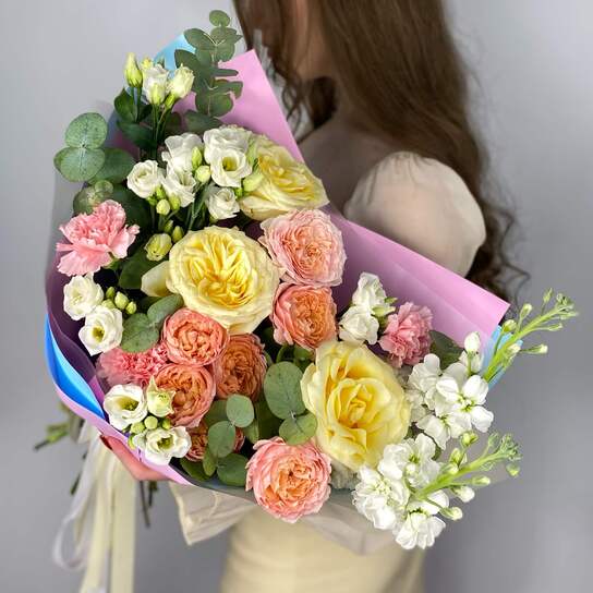 Авторский букет №142 из пионовидных роз и эустомы