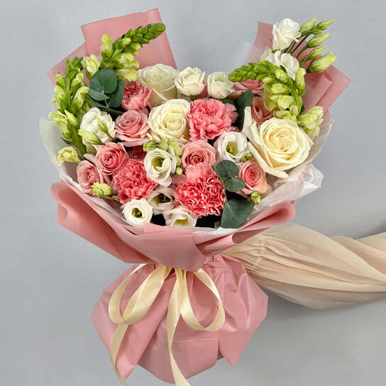 Авторский букет №101 с розами и львиным зевом