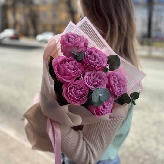 Монобукет №223 из пионовидной розы Эквадор с эвкалиптом