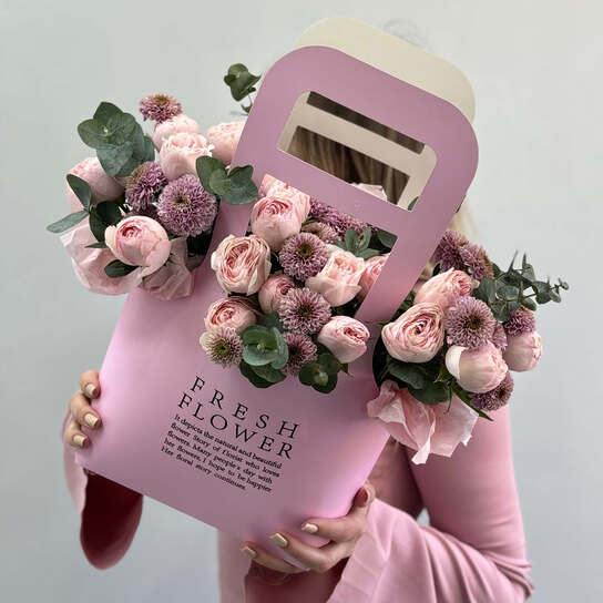 Композиция №132 из пионовидных роз и хризантем сантини