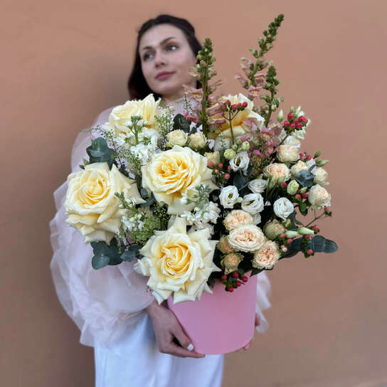 Композиция №117 из пионовидных роз, антирринума и эустома