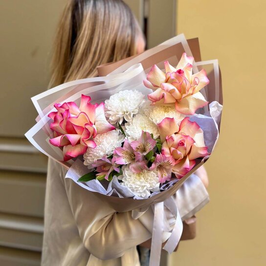 Авторский букет №255 из французских роз, хризантемы и альстромерии Фото 5