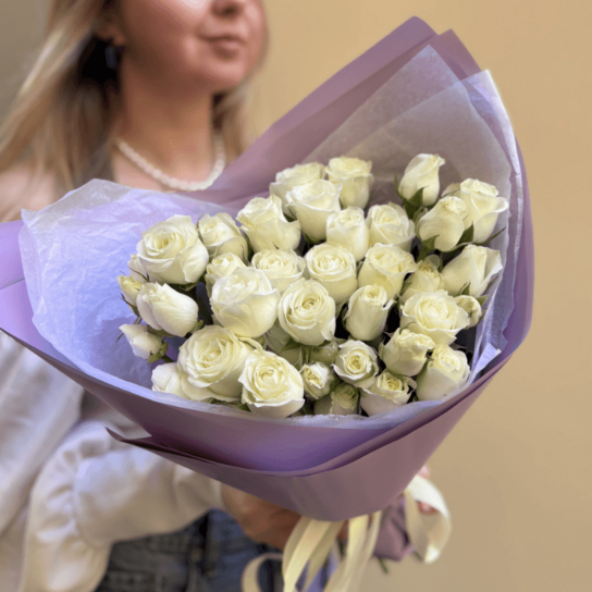 Монобукет №239 из белых кустовых роз Фото 4