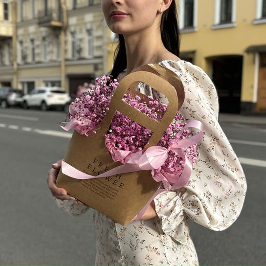 Композиция №111 с воздушной розовой гипсофилой в крафтовой сумке, размер S