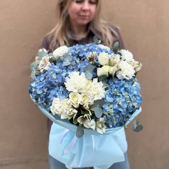Авторский букет №191 Авторский букет "Небо с облаками" из гортензии, кустовых роз и гвоздик Фото 3