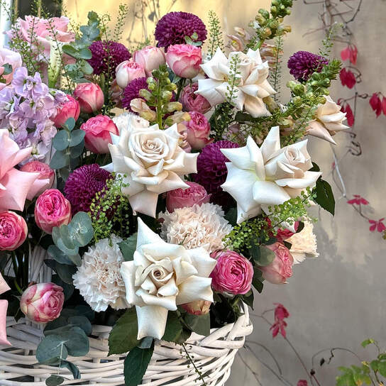 Корзина №101 из французских и пионовидных роз, антирринума, хризантем