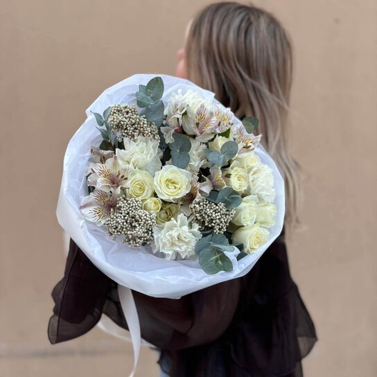 Авторский букет №187 Авторский букет "Милый" из кустовых роз, гвоздик и альстромерий Фото 4