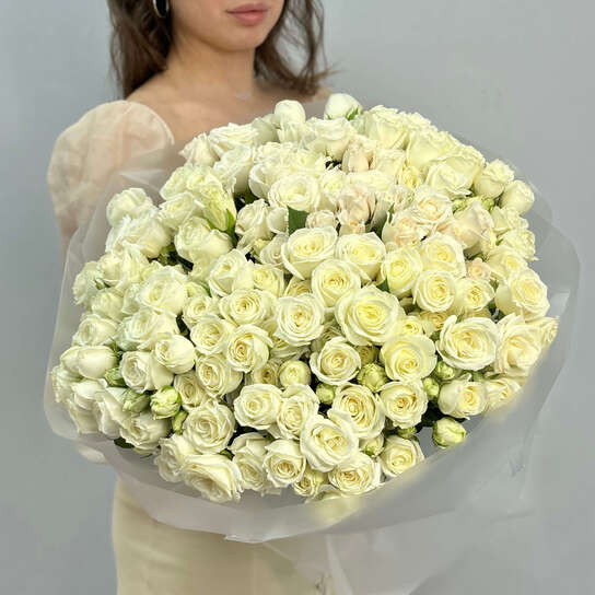 Монобукет №107, 45 кустовых белых роз 55 см, Эквадор