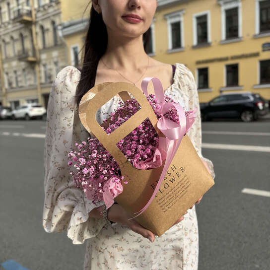 Композиция №111 с воздушной розовой гипсофилой в крафтовой сумке, размер S