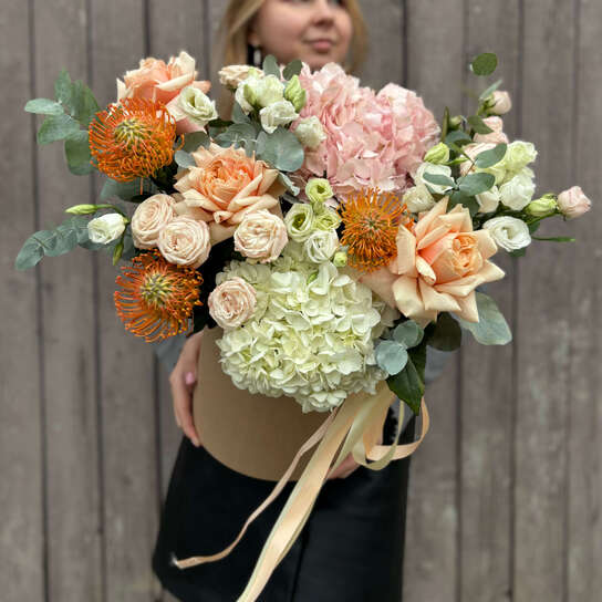 Композиция №121 из гортензий, роз и нутана