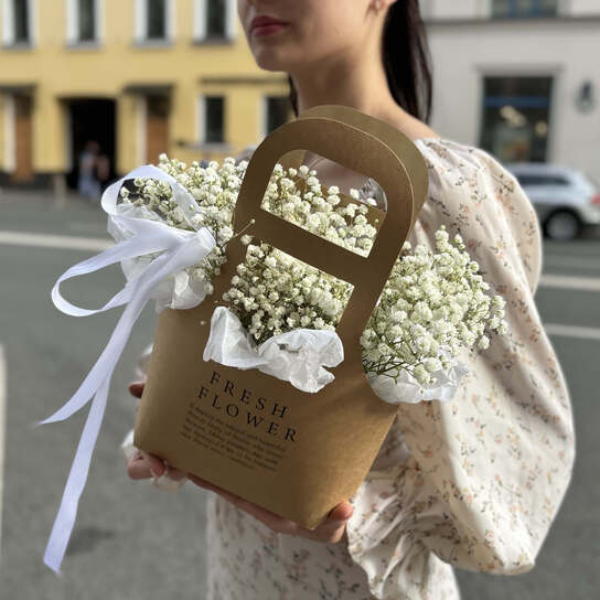 Композиция №108 с воздушной гипсофилой в крафтовой сумке, размер S