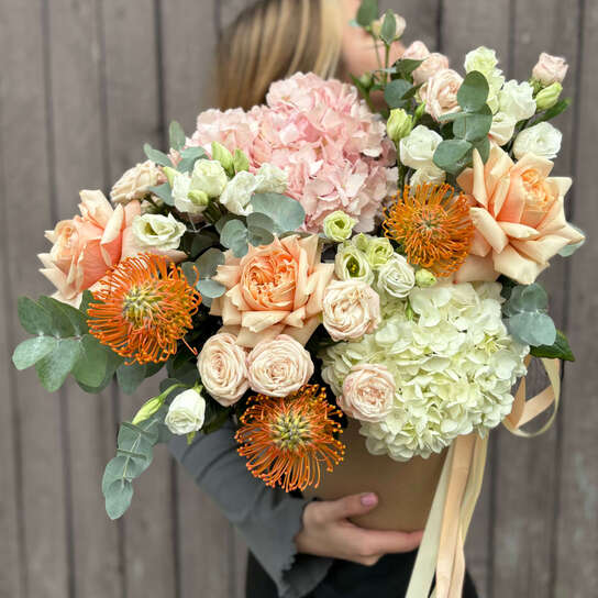 Композиция №121 из гортензий, роз и нутана