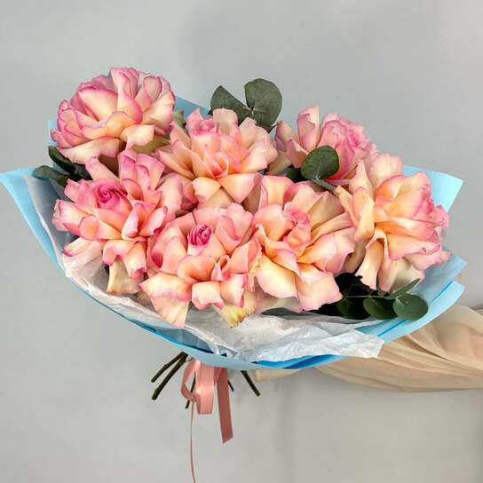 Монобукет №122, 7 французских роз с эвкалиптом