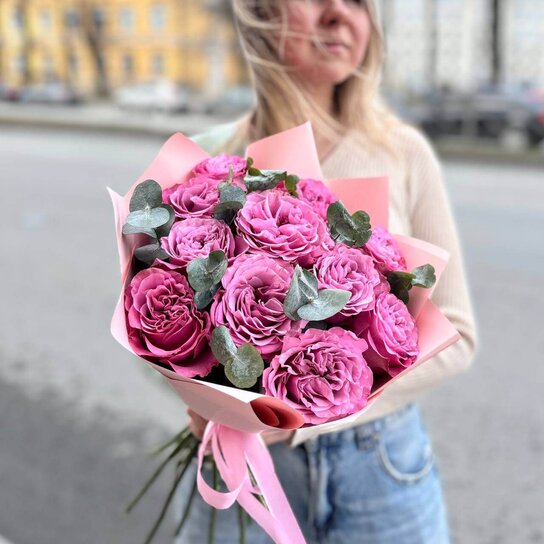 Монобукет №225 из пионовидной розы Эквадор с эвкалиптом Фото 3