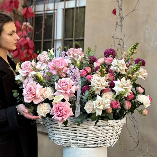 Корзина №101 из французских и пионовидных роз, антирринума, хризантем