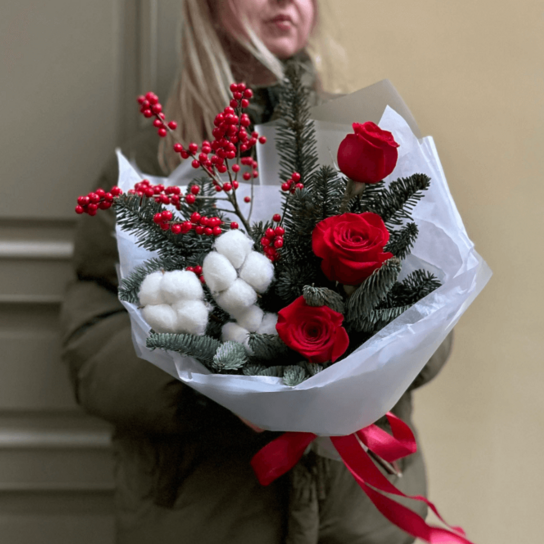 Авторский букет №171 "Яблоки на снегу" из роз, нобилиса, хлопка и илекса Фото 3