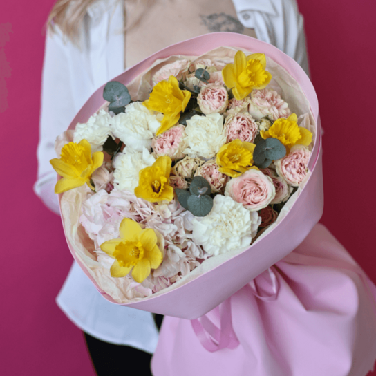 Авторский букет №251 из гортензии, нарциссов и кустовых роз Фото 4