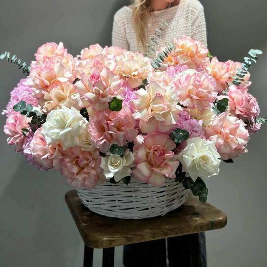 Композиция №103 XXL корзина нежных роз