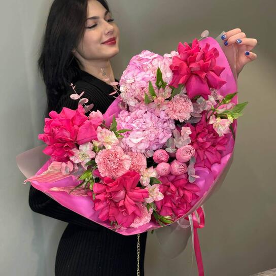 Авторский букет №183 "Малиновый водопад" из роз, гортензий, альстромерий и диантусов