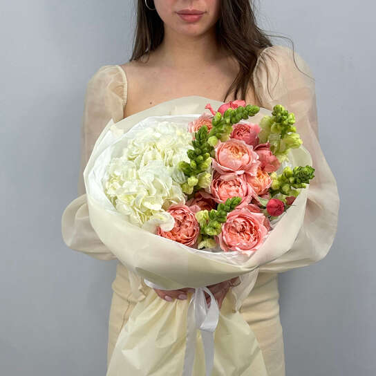 Авторский букет №124 с гортензией и львиным зевом